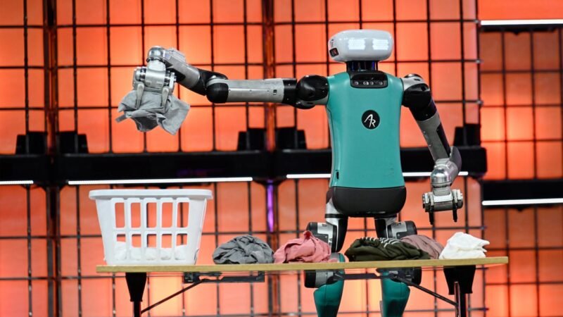 Un robot que clasifica la ropa despierta esperanzas y temores en materia de inteligencia artificial en el mayor evento tecnológico de Europa